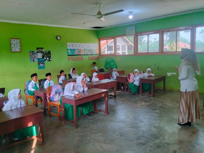 Hari Kedua Masa Taaruf: Murid Baru MIN 3 Tebo Kenali Lebih Dekat Lingkungan Madrasah Hari Kedua Masa Taaruf: Murid Baru MIN 3 Tebo Kenali Lebih Dekat Lingkungan Madrasah