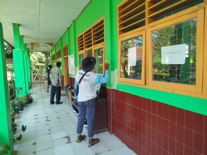 MIN 3 Tebo Lakukan Pemeliharaan Gedung Madrasah MIN 3 Tebo Lakukan Pemeliharaan Gedung Madrasah