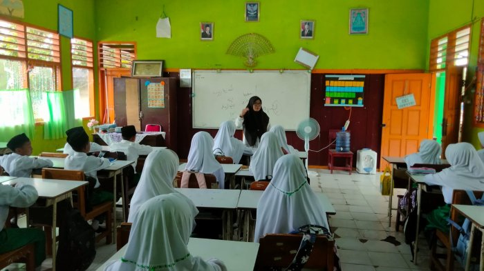 Tanamkan Semangat Belajar, Ibu Uliya, S.Pd.I Berikan Materi Bahasa Arab Dan Motivasi