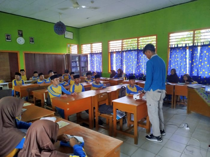 Belajar Asik dengan Proyektor, MIN 3 Tebo Tingkatkan Kualitas Pembelajaran