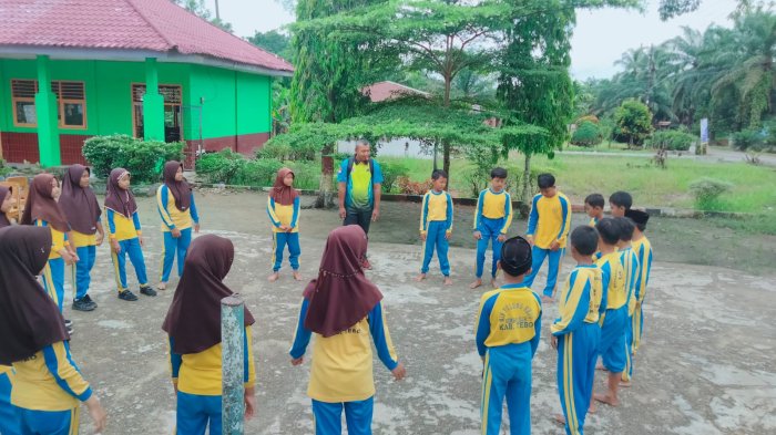 Suasana Belajar Menyenangkan, Bapak Gondo Saputra, S.Pd Ajak Siswa Kelas 5 Pemanasan Melalui Permainan Suasana Belajar Menyenangkan, Bapak Gondo Saputra, S.Pd Ajak Siswa Kelas 5 Pemanasan Melalui Permainan