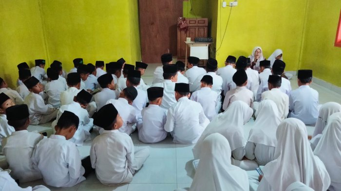 Bacaan Yasin Bersama Gelar di Musholla Madrasah Ibtidaiyah Negeri 3 Tebo, Seluruh Warga Madrasah Berpartisipasi Bacaan Yasin Bersama Gelar di Musholla Madrasah Ibtidaiyah Negeri 3 Tebo, Seluruh Warga Madrasah Berpartisipasi