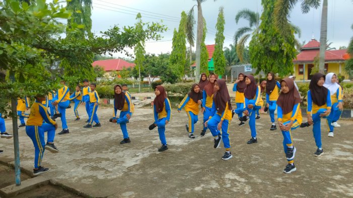 Jaga Keselamatan, Siswa Kelas 5a Min 3 Tebo Lakukan Pemanasan Sebelum Praktik Senam