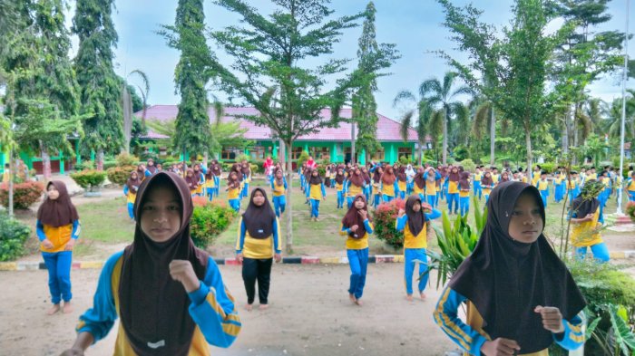 Langit Mendung Tak Surutkan Semangat: Senam Sehat di Madrasah Banjir Tawa dan Keringat!