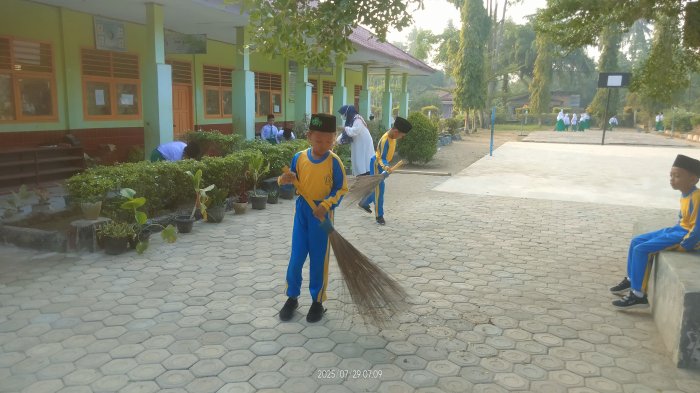 MIN 3 Tebo Awali Hari dengan Aksi Bersih Lingkungan: Guru Jadi Teladan!