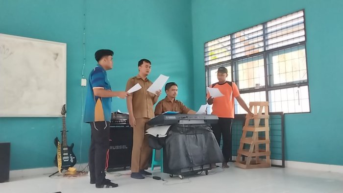 Semangat Berlatih Paduan Suara untuk Peringatan Hari PGRI 2025 Semangat Berlatih Paduan Suara untuk Peringatan Hari PGRI 2025