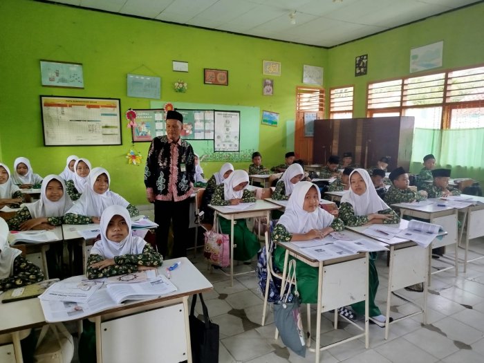 Dari Meja ke Kelas: Kepala MIN  3 Tebo Pantau Langsung Proses Belajar Mengajar