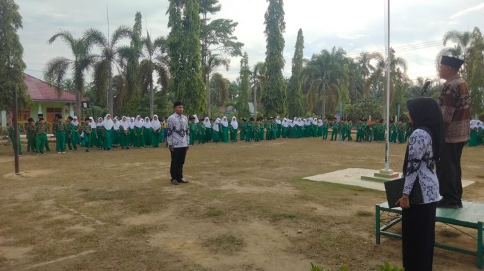 Upacara Peringatan HUT PGRI dan HGN Tahun 2025 Berlangsung Khidmat di MIN 3 Tebo