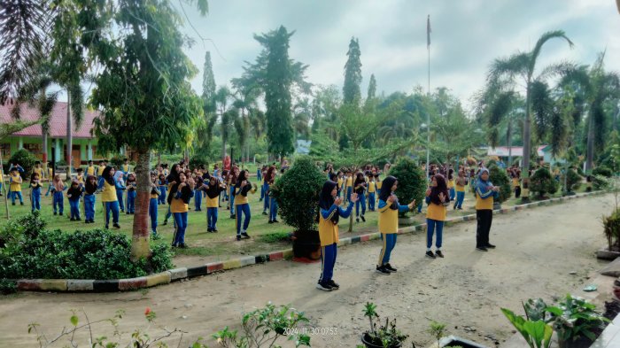 Min 3 Tebo Senam Bersama Murid dan Guru