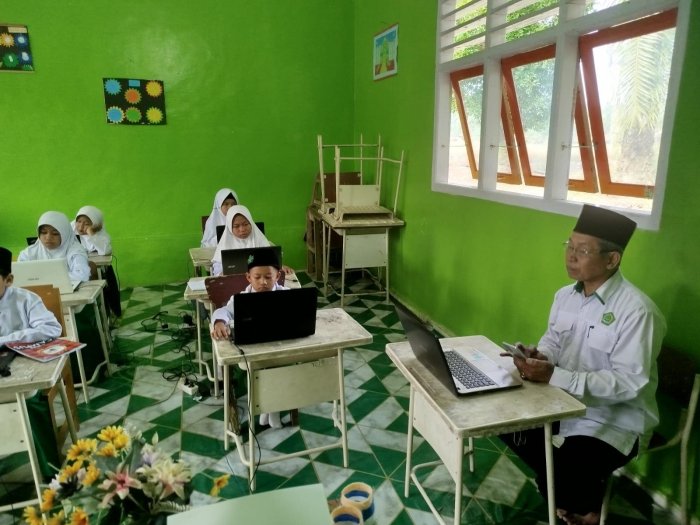 Pengawas Madrasah Tinjau Langsung Pelaksanaan ANBK di MIN 3 Tebo