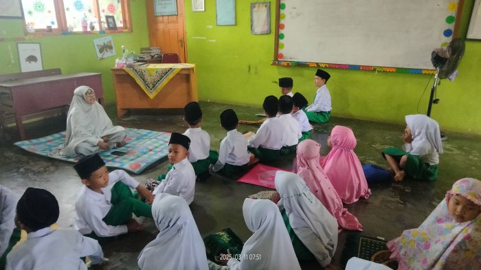 Ibu Uliya Ajarkan Siswa Kelas 1b Melaksanakan Shalat Dhuha sejak dini