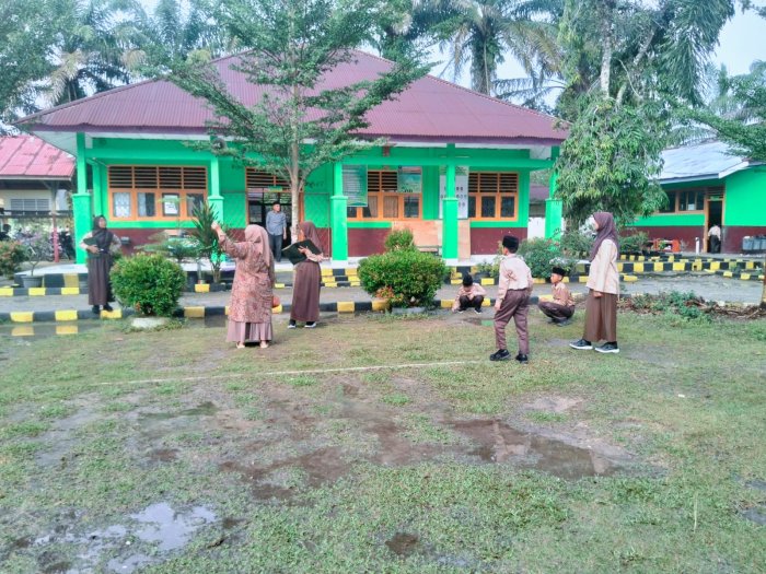 Siap Sempurnakan Upacara Senin Depan, Latihan Tetap Lancar Meski Halaman Masih Basah