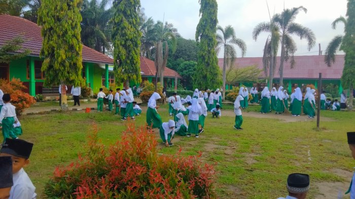 Semangat Kembali Belajar, Warga MIN 3 Tebo Gelar Gotong Royong Bersihkan Lingkungan Madrasah