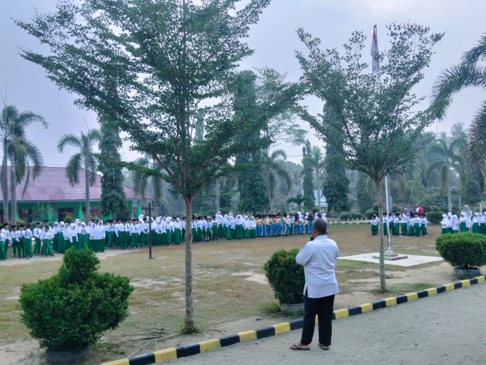 Cuaca Mendung Bukan Halangan, murid Tetap Laksanakan Pembiasaan Agama di Halaman MIN 3 TEBO Cuaca Mendung Bukan Halangan, murid Tetap Laksanakan Pembiasaan Agama di Halaman MIN 3 TEBO