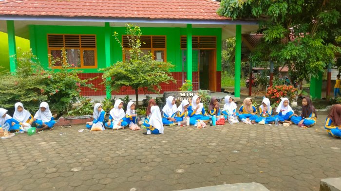 Suasana Harmonis dan Penuh Kebersamaan, Siswa MIN 3 Tebo Gelar Bagi-Bagi Kue Lebaran