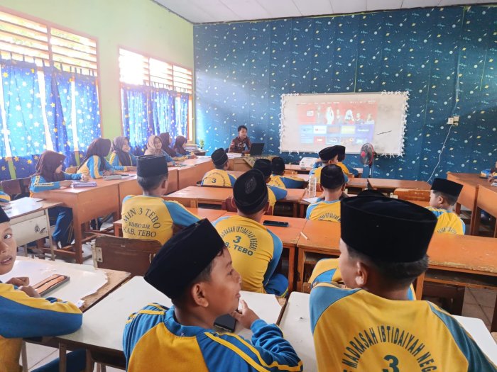 MIN 3 Tebo Gandeng Teknologi, Siswa Belajar Koding dan AI Melalui Gadget MIN 3 Tebo Gandeng Teknologi, Siswa Belajar Koding dan AI Melalui Gadget