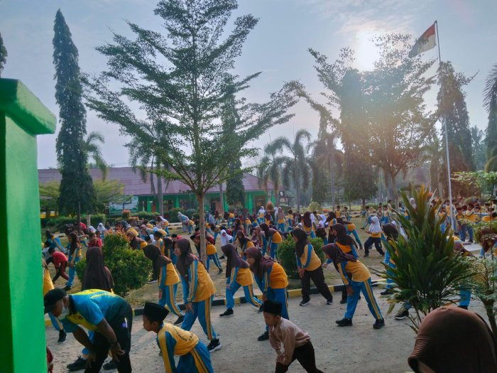 Di Bawah Langit Cerah, Guru dan Murid Gerak Bersama Melalui Senam Pagi