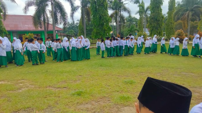 Suasana Penuh Kekeluargaan, Siswa MIN 3 Tebo Gelar Halal Bihalal di Hari Pertama Sekolah Suasana Penuh Kekeluargaan, Siswa MIN 3 Tebo Gelar Halal Bihalal di Hari Pertama Sekolah