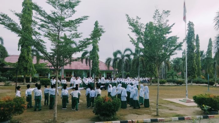 MIN 3 Tebo Awali Hari dengan Pembiasaan Bacaan Surat Pendek di Halaman Madrasah
