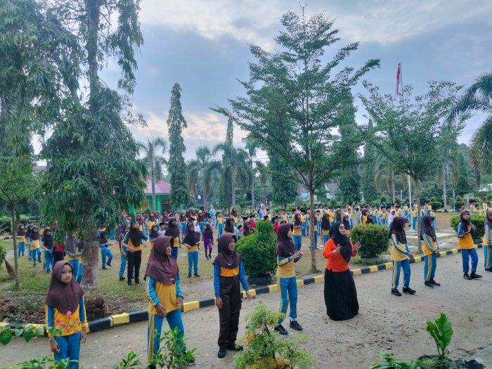 MIN 3 Tebo Gelar Senam Bersama Murid Baru Kelas 1 MIN 3 Tebo Gelar Senam Bersama Murid Baru Kelas 1
