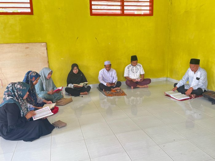 Guru Min 3 Tebo Bersama Membaca Yasin Di Musholla Untuk Menyambut Malam Nisfu Syaban