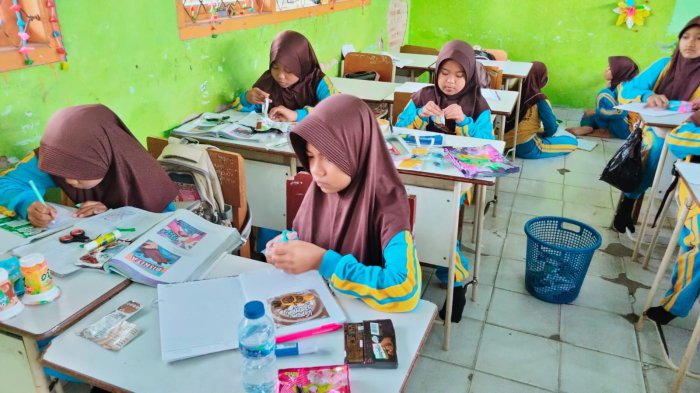 Berita Kelas Vb: Memanfaatkan Bungkus Plastik Untuk Belajar Kalimat Opini Dan Fakta