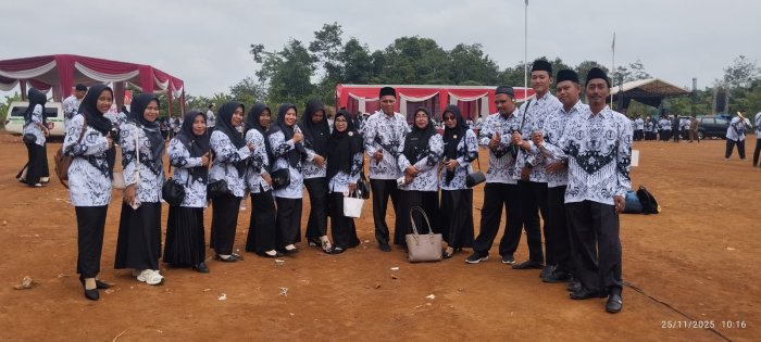 Guru-Guru MIN 3 Tebo ikut menyemarakkan Upacara Bendera Peringatan Hari Guru dan PGRI ke-80 di kecamatan Tengah Ilir