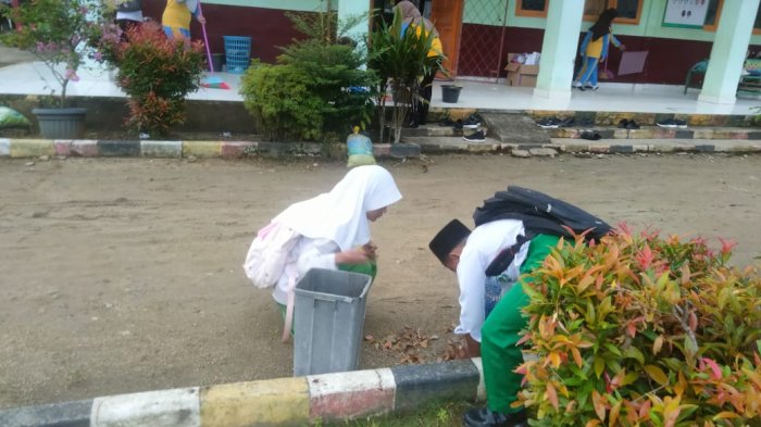 Warga MIN 3 Tebo Rutin Bersihkan Lingkungan Setiap Pagi, Ciptakan Suasana Belajar Nyaman