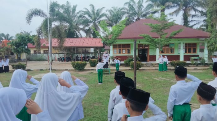 Upacara Bendera dengan tema bersama Menjaga Keindahan Madrasah Upacara Bendera dengan tema bersama Menjaga Keindahan Madrasah