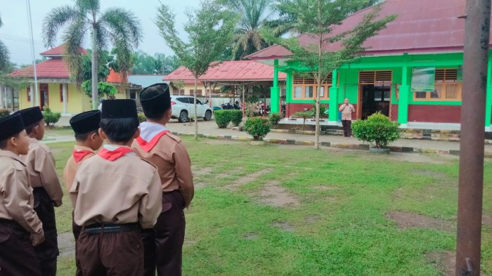 Kegiatan Pembiasaan Pagi, Siswa Latih Bacaan Surat Pendek Dipimpin Bapak Nurrochim, S.Pd.I Kegiatan Pembiasaan Pagi, Siswa Latih Bacaan Surat Pendek Dipimpin Bapak Nurrochim, S.Pd.I