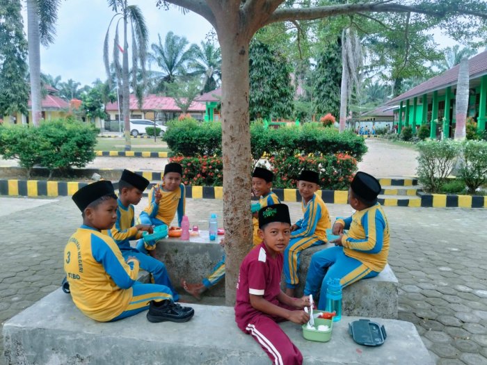 Duduk Bersama Menikmati Olahan Ibu Tercinta, Kebiasaan Hangat Murid MIN 3 Tebo