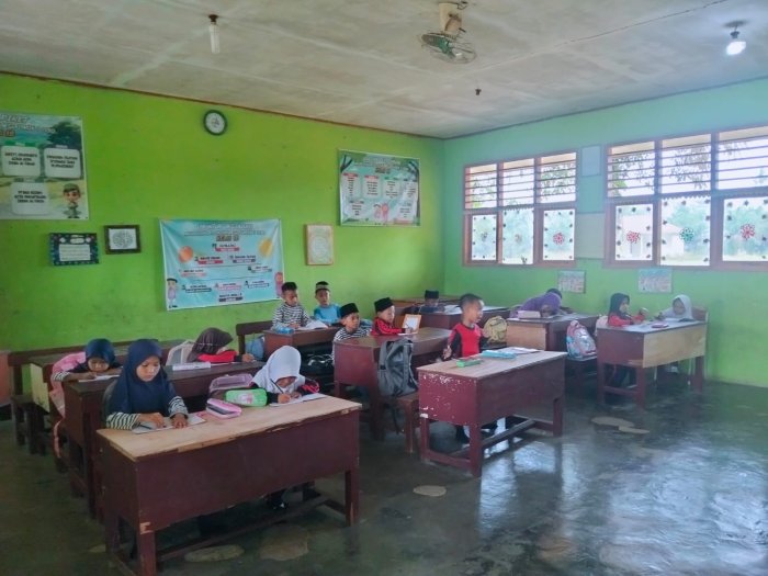 Usai Senam Bersama, Wali Kelas 1 MIN 3 Tebo Berikan Materi Pertama: Angka dan Huruf Usai Senam Bersama, Wali Kelas 1 MIN 3 Tebo Berikan Materi Pertama: Angka dan Huruf