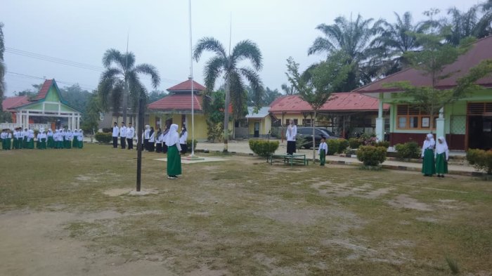 Upacara Bendera penuh khidmat oleh Ibu Fitri Yuliani, S.Pd.