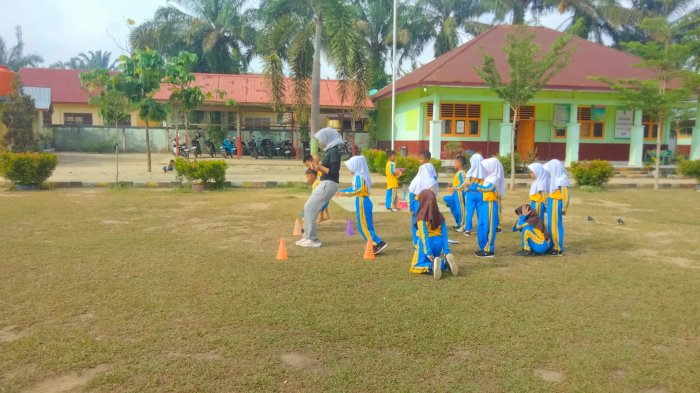 Siswa Kelas 1A MIN 3 Tebo Semangat Praktik Gerak Kombinasi PJOK Bersama Ibu Rifatunnisa Siswa Kelas 1A MIN 3 Tebo Semangat Praktik Gerak Kombinasi PJOK Bersama Ibu Rifatunnisa