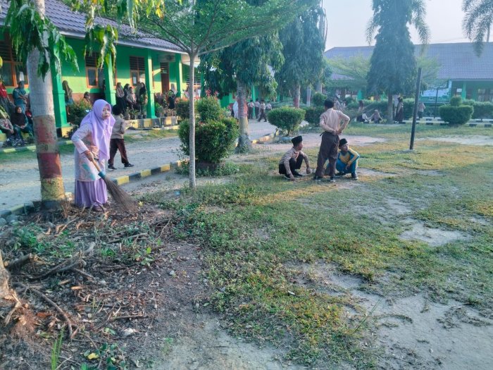 Pemandangan Pagi di MIN 3 Tebo: Kebersihan Cerminan Kepribadian Murid yang Terjaga Pemandangan Pagi di MIN 3 Tebo: Kebersihan Cerminan Kepribadian Murid yang Terjaga
