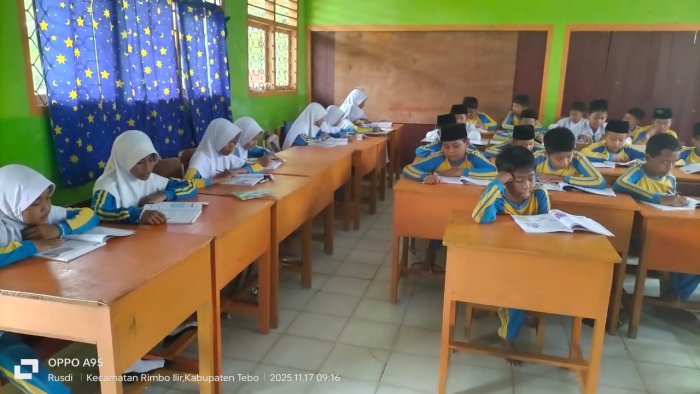 Bapak Rusdi Harpenas, S.Pd.I Gandeng Siswa Tingkatkan Literasi Lewat Pelajaran Bahasa Indonesia Bapak Rusdi Harpenas, S.Pd.I Gandeng Siswa Tingkatkan Literasi Lewat Pelajaran Bahasa Indonesia