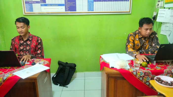 Tuntas dan Tepat Waktu, Bapak Fazar dan Bapak Ruli Siapkan Laporan Bulanan MIN 3 Tebo
