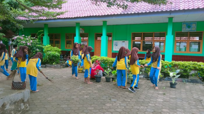Sambut Ramadhan, Siswa MIN 3 Tebo Gotong Royong Bersihkan Lingkungan Madrasah