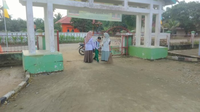 Guru MIN 3 Tebo Sambut Hangat Kedatangan Siswa di Gerbang Madrasah