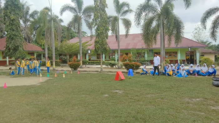 Guru PJOK MIN 3 Tebo, Bapak Gondo Saputra, Mengajarkan Praktek Lompat Jauh dengan Kreatif