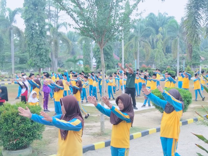 Bapak Gondo, Guru PJOK MIN 3 Tebo Beri Arahan Langsung Pimpin Senam Pagi