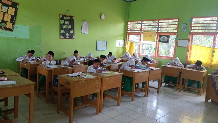 Min 3 Tebo Melakukan Pembelajaran Al-Quran dan Hadis dengan Kreasi Mewarnai Kaligrafi di Kelas 3A