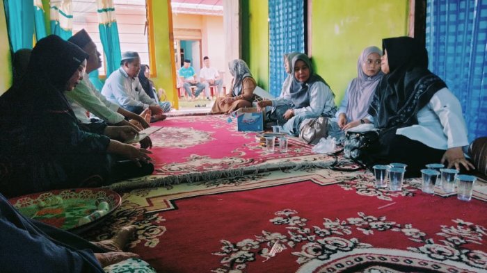 Keluarga Besar Min 3 Tebo Bertakziah ke Kediaman Orang Tua Ibu Nurjanah, S.Pd.I