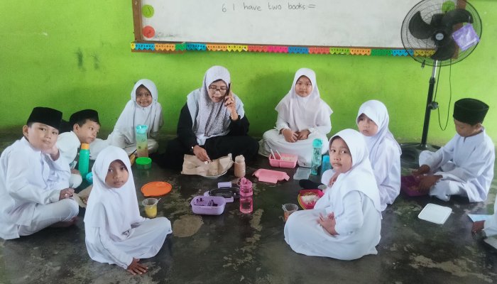 Wali Kelas di MIN 3 Tebo Anjurkan Siswa Bawa Bekal dari Rumah, Jaga Kesehatan dan Hemat Biaya