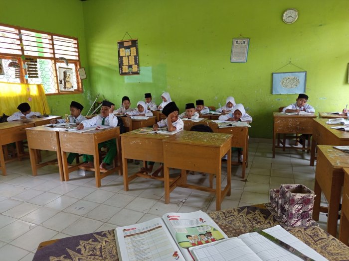 Antusias Tinggi, Siswa Kelas 3a Tetap Semangat Belajar Meski Cuaca Mendung Antusias Tinggi, Siswa Kelas 3a Tetap Semangat Belajar Meski Cuaca Mendung
