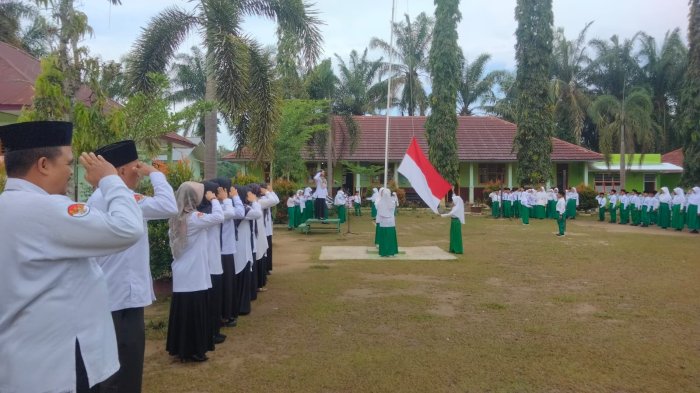 Upacara Bendera di MIN 3 Tebo: Ibu Dian Utami Ningsih, S.Pd.I Tekankan Pentingnya Menghargai Guru