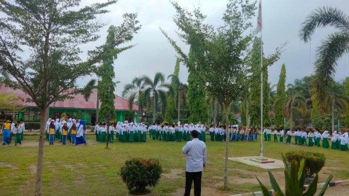 Suasana Pagi Penuh Semangat, Siswa Rutinkan Hafalan Surat Pendek