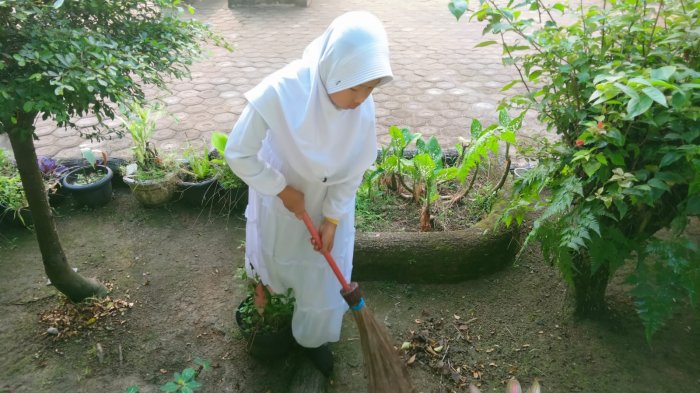 Terapkan Piket Kebersihan: MIN 3 Tebo Lingkungan Sekolah Bersih, Belajar Nyaman!