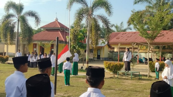 MIN 3 Tebo Gelar Upacara Bendera dengan Amanat Bertema Ilmu Itu Buruan