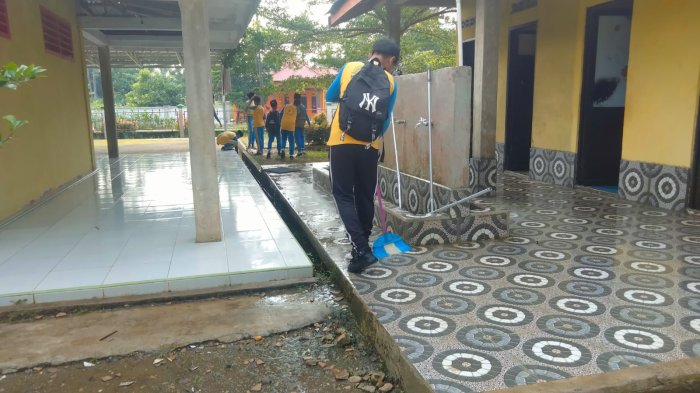Siswa Kelas 6 Min 3 Tebo Bersihkan Musholla, Wujud Kepedulian Terhadap Tempat Beribadah Siswa Kelas 6 Min 3 Tebo Bersihkan Musholla, Wujud Kepedulian Terhadap Tempat Beribadah